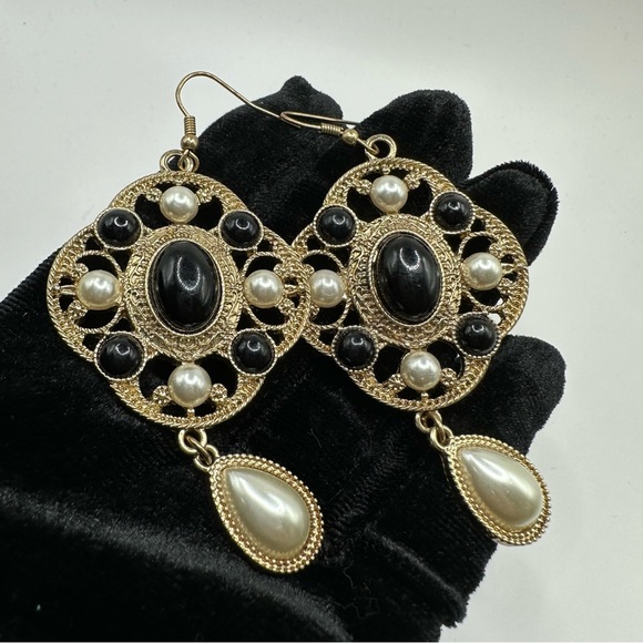 Jewelry - Vintage black gold and white drop earrings